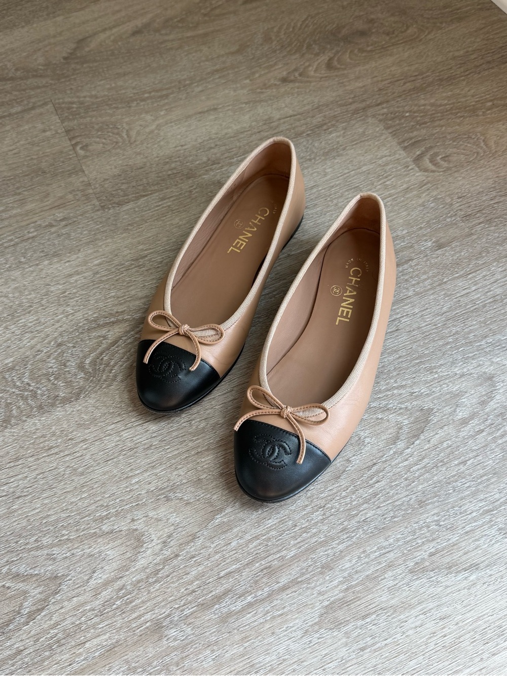 CHANEL 23B Lambskin Dark Beige and Black Leather Cap-Toe Ballet Flats Size 38 - Picture 1 of 12